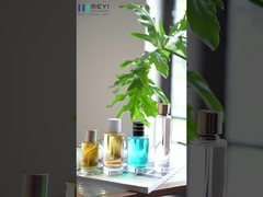 Parfüm kapağı olan parfüm şişesi